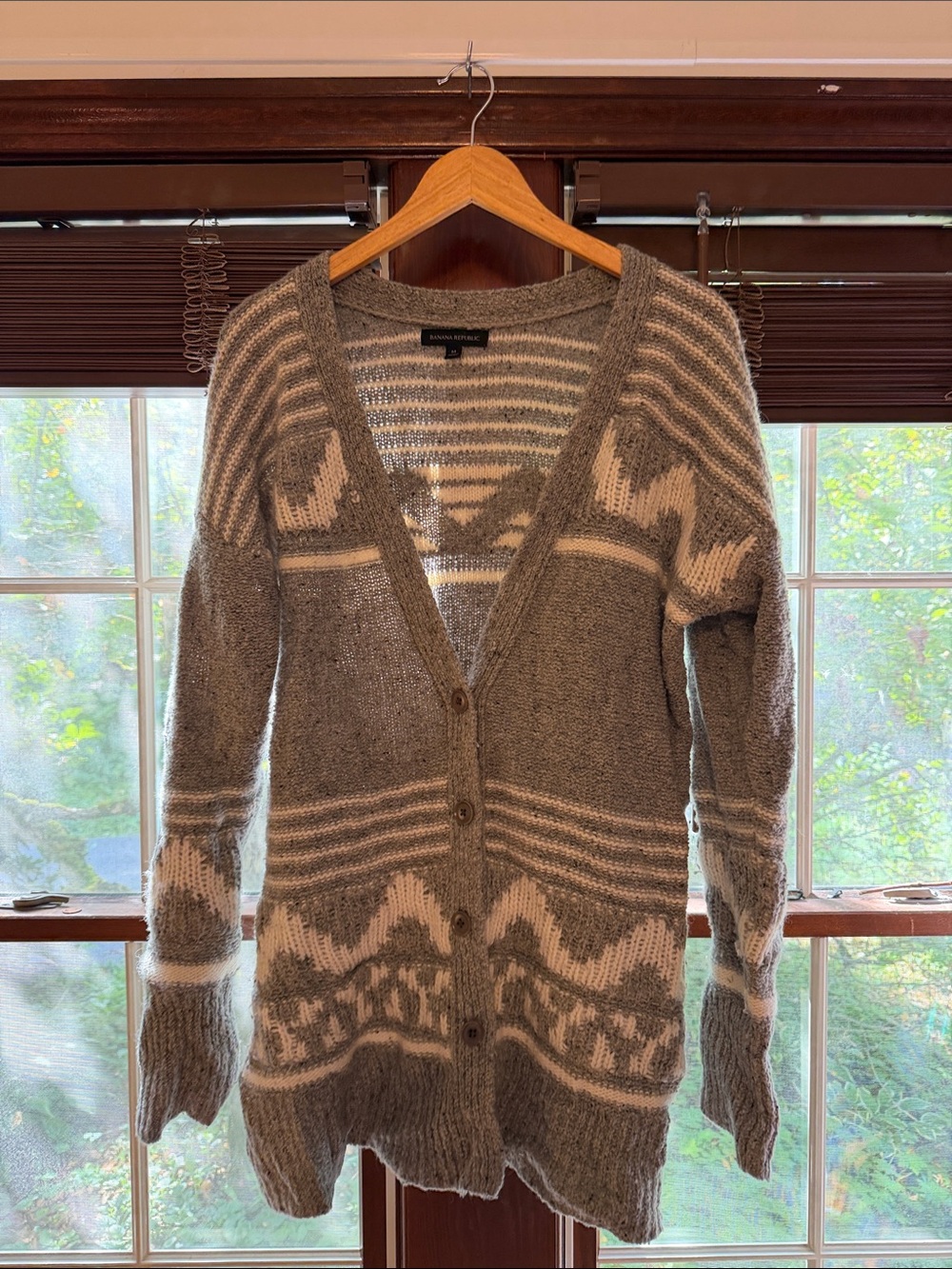 Vintage Banana Republic Gray & Cream Patterned V-Neck Cardigan Sweater 54% wool